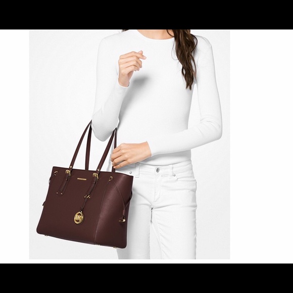 Michael Kors Handbags - Michael Kors Voyager Medium Tote